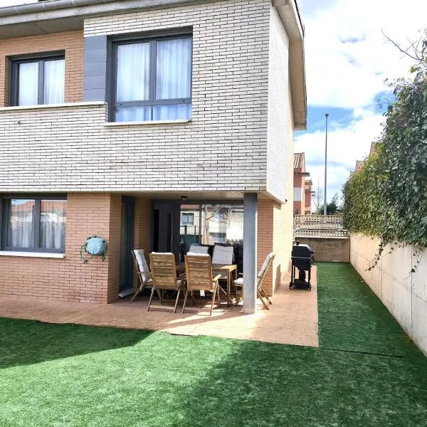 Unifamiliar con jardín, piscina, tenis y pádel，位于Cirueña的酒店