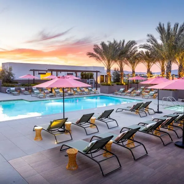 Heart of North Hollywood 2 bed Apt FREE parking, hot tub, pool, gym,位于Garnsey的酒店