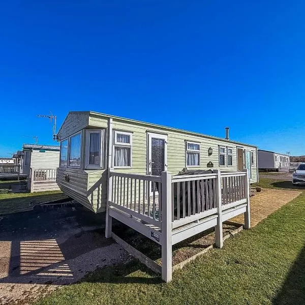 Superb Caravan With Decking At Kessingland Beach In Norfolk Ref 90038Td，位于Benacre的酒店