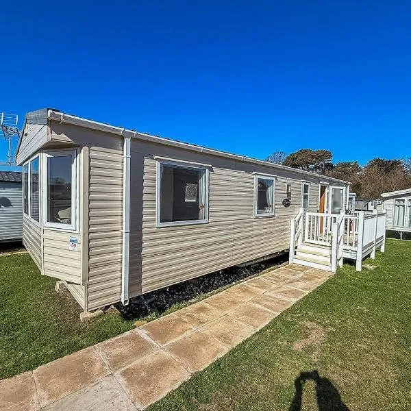 Lovely 4 Berth Caravan With Decking To The Side At Kessingland Beach Ref 90039Bc，位于Benacre的酒店