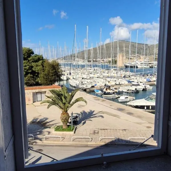 YACHT marina Trogir, Heritage Bella Vistaa，位于特罗吉尔的酒店