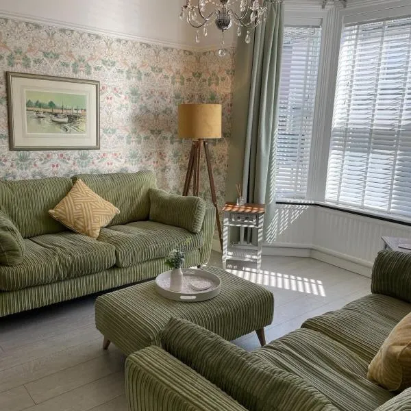 Beautiful 3 bedroom house close to Lowestofts south beach，位于洛斯托夫特的酒店