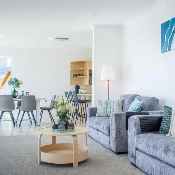 Beachfront Getaway Pet-Friendly & Near Boat Ramp，位于Encounter Bay的酒店