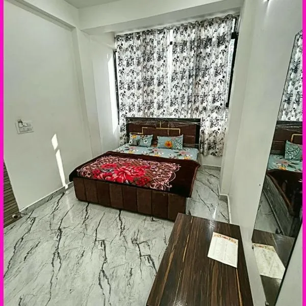 HOTEL PREMIUM SHRI PRABHU DHAM Near Temple VRINDAVAN，位于马图拉的酒店