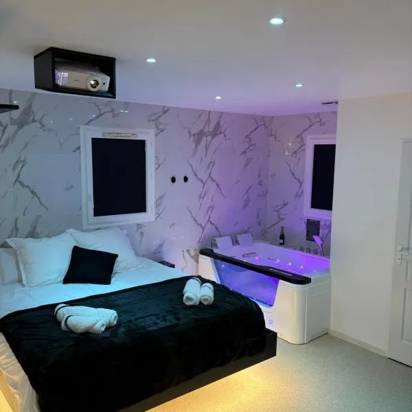 Appartement de luxe, balnéo, vue lac & lit suspendu，位于卡斯泰勒雅卢的酒店