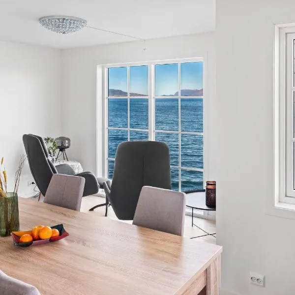 Komfortable Ferieleiligheter med Sjøutsikt，位于Stadlandet的酒店