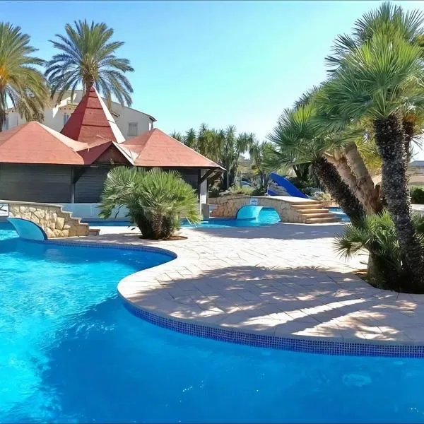 3 minutes from the beach with swimming pools, slides, and a bar，位于德尼亚的酒店