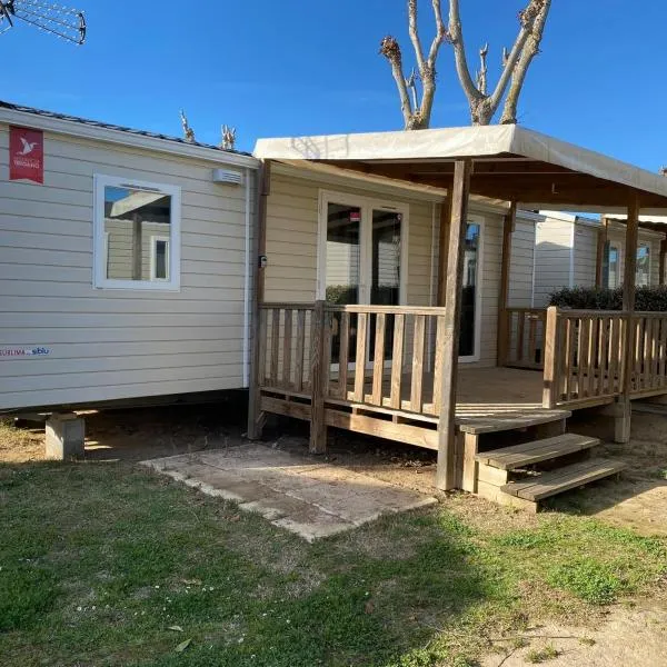 Mobile home 4-6 places camping les sables du midi，位于塞里尼昂的酒店