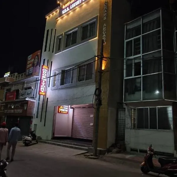 V R S Luxury AC Dormitory，位于迈索尔的酒店