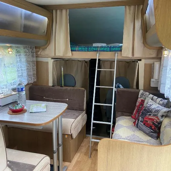 Camping-car au Charme de la Forêt avec jardin Accès à pied Circuit des 25 Bosses，位于Le Vaudoué的酒店