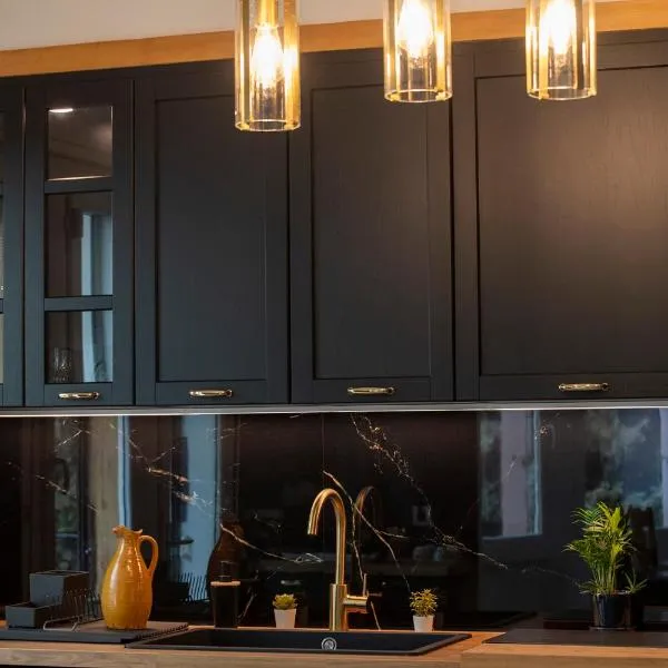 Standing de 88 m2, grand jardin, wifi, clim, Netflix, La Suzanna，位于耶尔的酒店