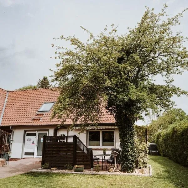 Ferienwohnung Zwischen den Feldern，位于Apen的酒店