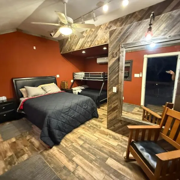 Bunk House The Roost Cabins，位于Lakehills的酒店