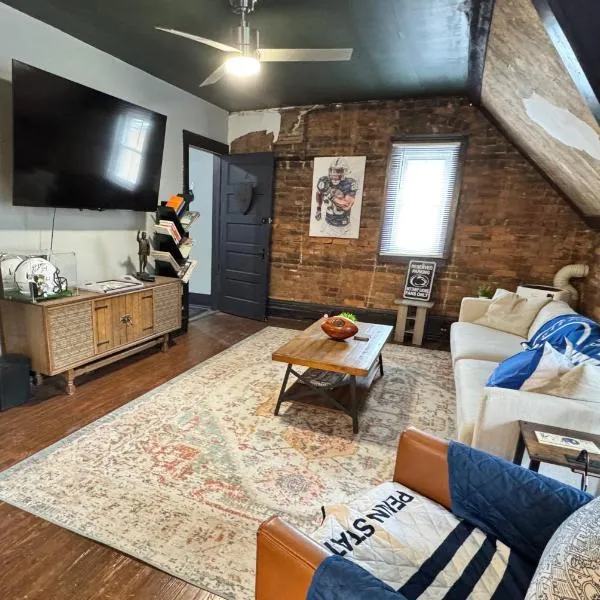 Stylish, Penn State-Themed Historic Getaway 2 Blocks from Waterfront，位于贝尔丰特的酒店