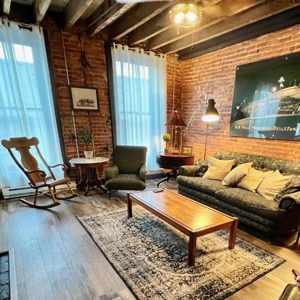 Historic, Stylish Getaway 2 blocks from Waterfront，位于贝尔丰特的酒店