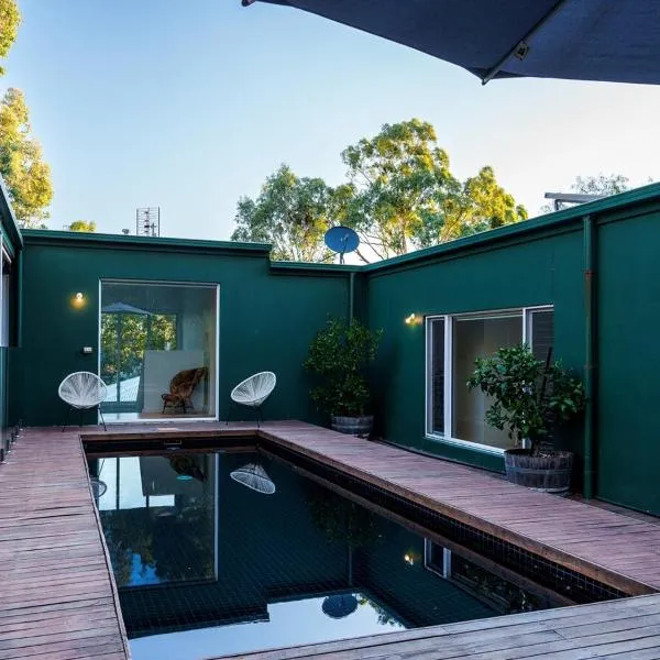 Signature Accommodation Montez House Pool Retreat，位于卡斯尔梅恩的酒店