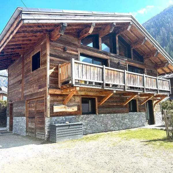 Chalet le petit Nicolas, jacuzzi, vue Mont Blanc，位于夏蒙尼-勃朗峰的酒店