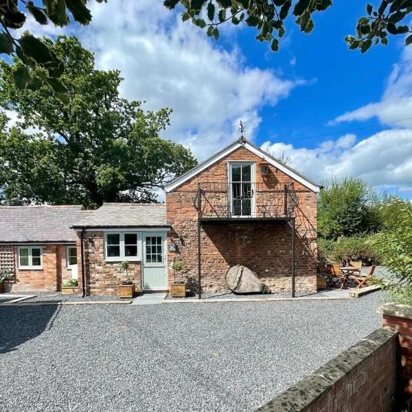 The Old Smithy, beautifully restored cottage in Carreghofa, near Llanymynech，位于Llanymynech的酒店