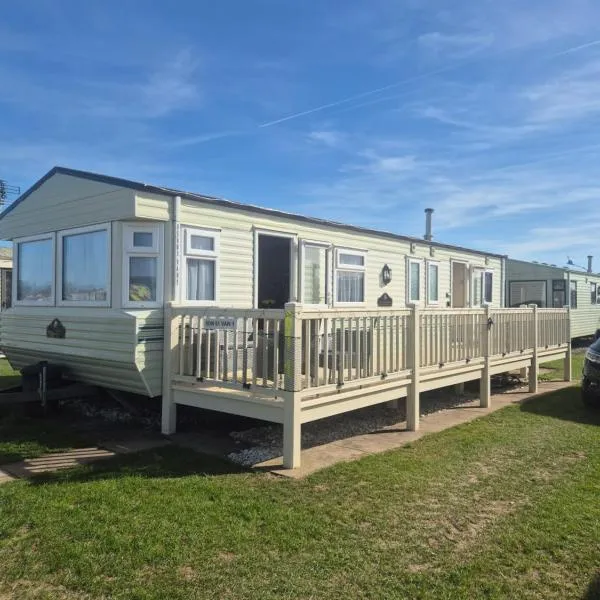 Mark and Teresa's 8 berth caravan on Coral Beach Ingoldmels，位于英戈尔德梅尔斯的酒店