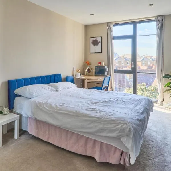 Double Bedroom in new-build near Ealing Broadway，位于伊灵的酒店