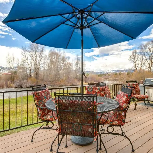 Riverfront Cabin 4 Mi to Granby Ranch，位于格兰比的酒店