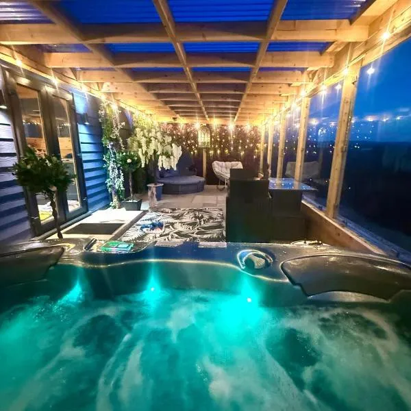 Barlosh Luxury Tpod PiperHill pool table, hot tub, 2 indoor outdoor terraces, BBQ, Firepit, lots of extras，位于Ochiltree的酒店