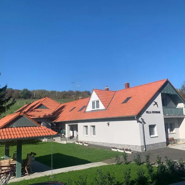 Villa Rondine Vendégház Tilaj，位于Tilajújhegy的酒店