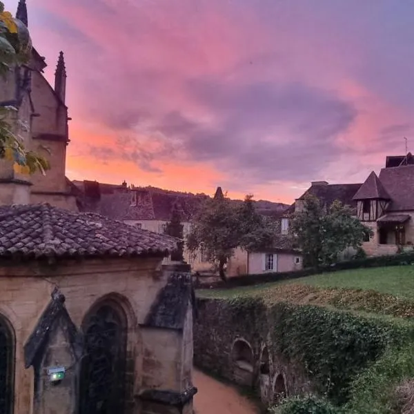 La perle medievale，位于萨尔拉拉卡内达的酒店