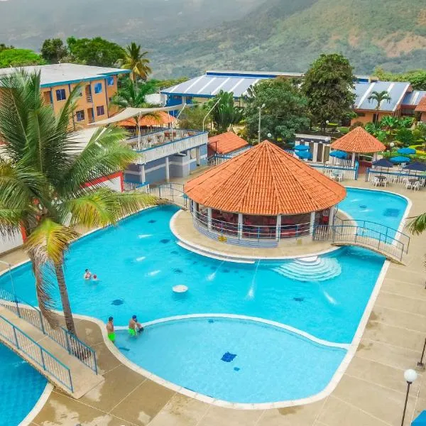 HCR Hotel y Centro de Convenciones Chinauta Real，位于富萨加苏加的酒店