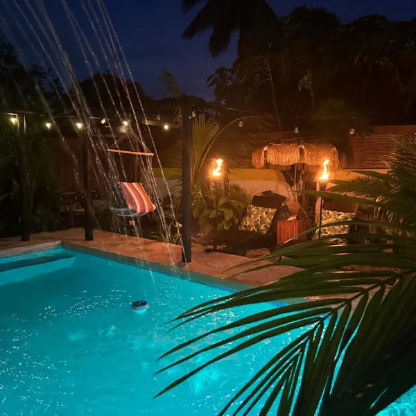 Tropicoco Pool House Steps From The Beach，位于Puerto Nuevo的酒店