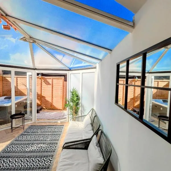 1-Bed Retreat - Hot Tub Private Garden & Bbq，位于史云顿的酒店
