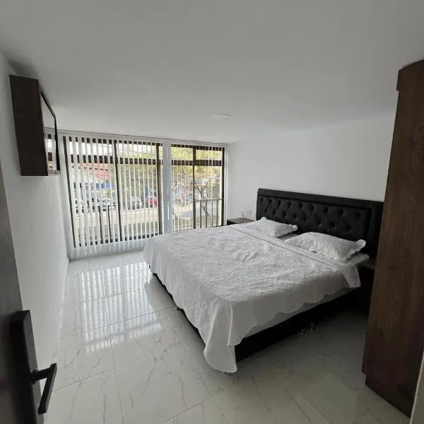 Alojamiento Privado en Avenida Principal，位于马尼萨莱斯的酒店