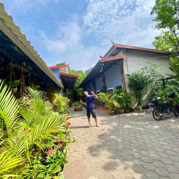 Derm Svay Guesthouse - yoga & cafe，位于贡布的酒店