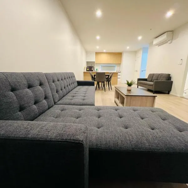 Lower Hutt Central Brand New 3 bedroom 2 Bath Spacious House Balcony Private garage，位于下哈特的酒店
