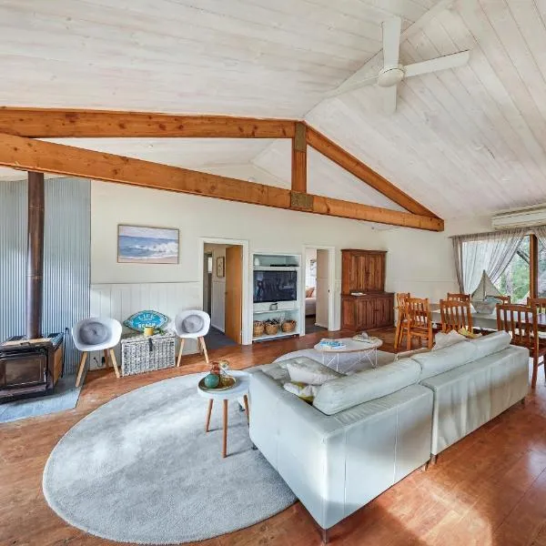 Rustic Treehouse - Aireys Inlet，位于爱丽丝湾的酒店