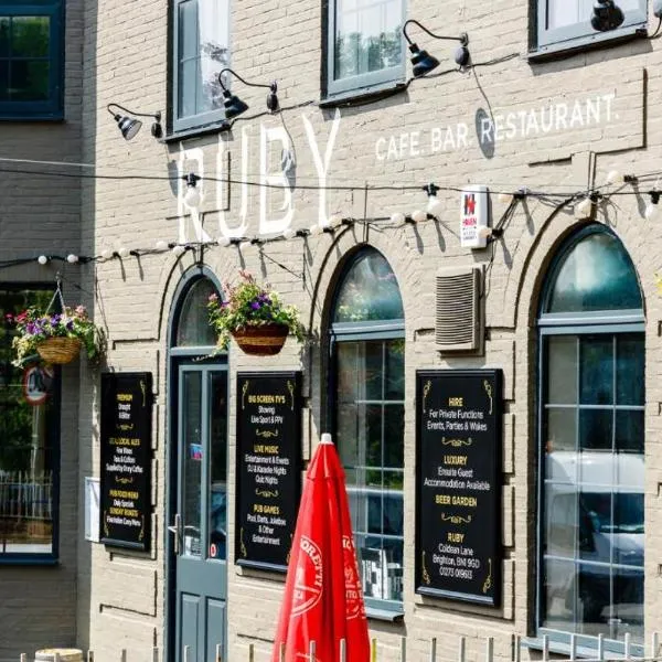 OYO Ruby Pub & Hotel，位于布莱顿霍夫的酒店