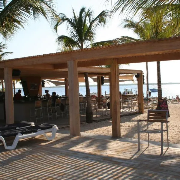 伊甸海滩度假村 - 博内亚，位于克拉伦代克的酒店