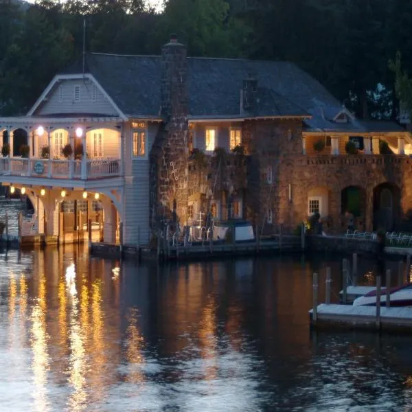 Lake George Boathouse Waterfront Lodging，位于Whitehall的酒店