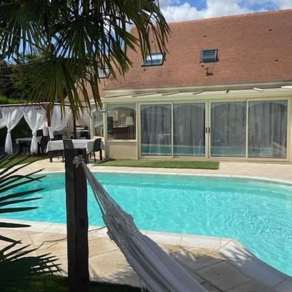 Chambre d'hôtes la Suite Maximinoise parking privé à 5mn de Chantilly et à proximité de Senlis et autoroute A1,Parc Astérix, Pierrefonds, Compiegne, Aéroport Roissy Charles de Gaulle，位于圣马克西曼的酒店