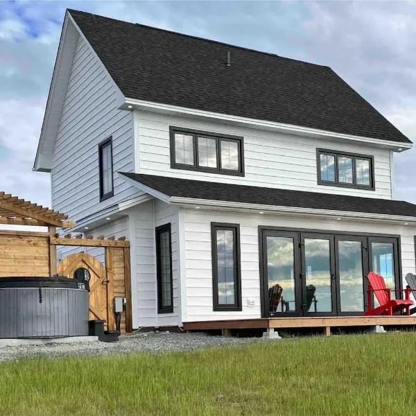 Ocean Front 3Bdrm Saltbox 'SeaForever' wHot Tub，位于Hibbs Cove 的酒店