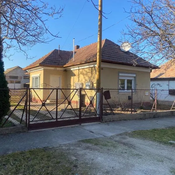 Kollar apartman，位于鲍洛通塞迈什的酒店