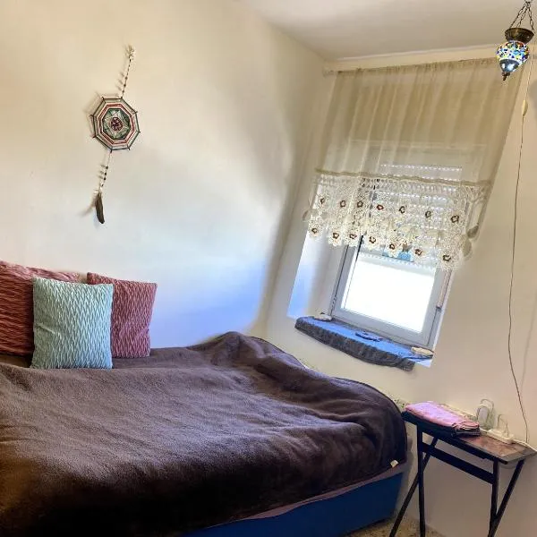 חדר בדירה במצפה רמון，位于米茨佩·拉蒙的酒店