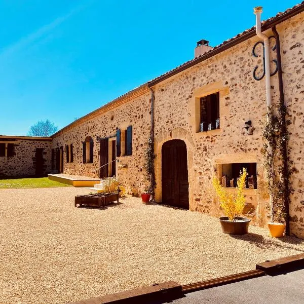 Two Holiday Homes with 6 Bedrooms, Air Con & Private Heated 10x4M Salt Water Pool - 40 Mins from Bergerac，位于Capdrot的酒店