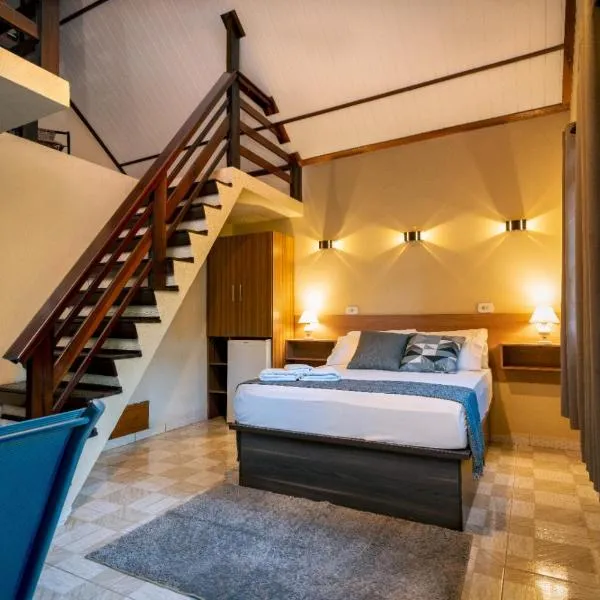 Chalés Villa Pinhal - Hidromassagem dupla, lareira e café da manhã - 12 km do centro，位于圣安东尼奥-杜皮尼亚尔的酒店