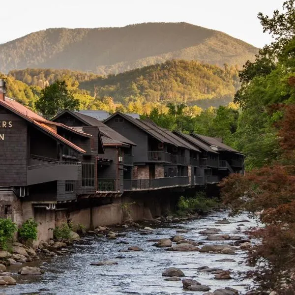 Historic Rocky Waters Inn, A Small Luxury Hotel，位于加特林堡的酒店