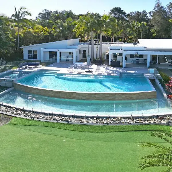 Lake Palm Resort Luxury Retreat absolute Waterfront on 3 acres at Lake Macquarie.，位于Dora Creek的酒店