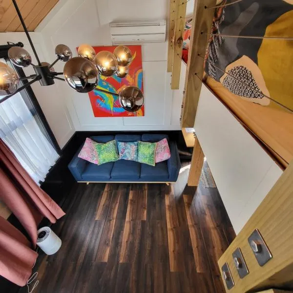 A Stone's Throw From Town Tiny Home，位于但尼丁的酒店