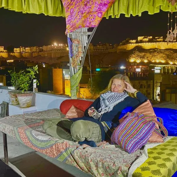 Music city homestay Jaisalmer，位于斋沙默尔的酒店