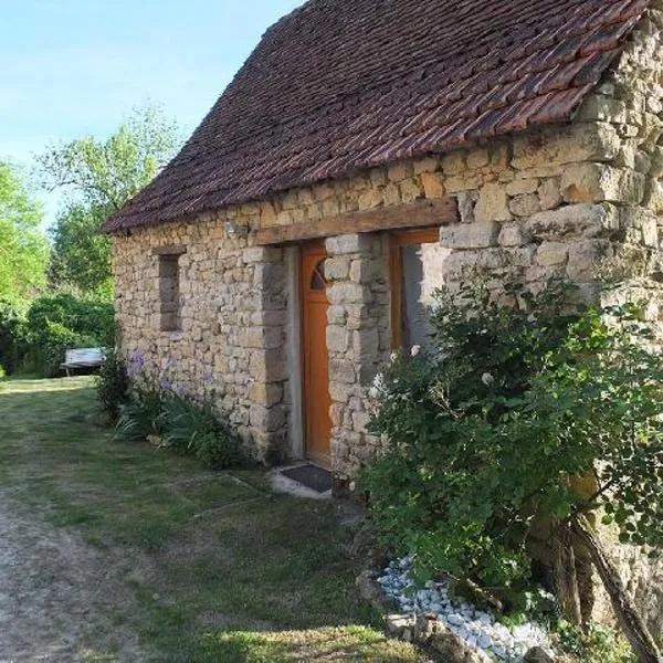 Le Chemin des sens，位于Azerat的酒店