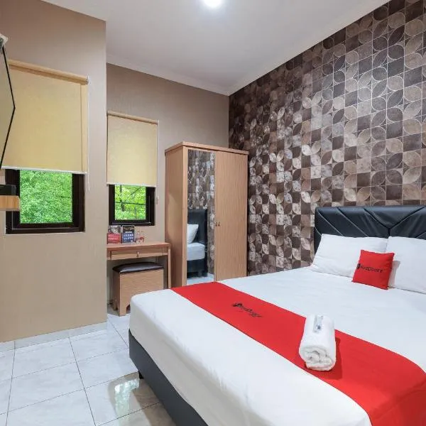 Urbanview Syariah Hotel Tiga ER near Karawang Central Plaza，位于加拉旺的酒店